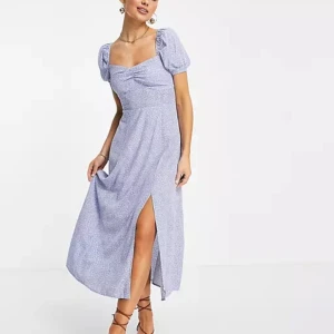 & Other stories klänning - Blommig & other stories klänning i storlek 32/XS. Mina mått: 163cm/51kg. Använt väldigt få gånger, i princip nyskick. 