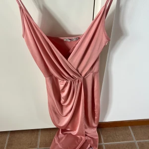 Midiklänning - Rosa midiklänning med satinliknande material! Passar en S