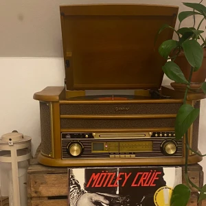 vinylspelare  - Denver MCR-50 vinyl/cd/kassett spelare med radio, inbyggd förstärkare samt högtalare. Det tillkommer en fjärrkontroll. Går att koppla upp till ytterligare högtalare. Fungerar som när jag köpte den. Nypris 1600. Går endast att hämtas upp.