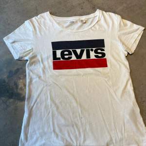 Levi’s tröja i bra skick och fläckfri, skön att ha på sig och är i storlek xs