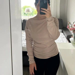 långärmad smutsrosa topp - Endast använd några få gånger.  Stretchig & går att justera hur man vill bära den.  