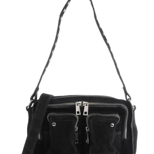NÚNOO Suede Ellie Axelremsväska  - Säljer min NÚNOO Ellie väska för den inte kommit till användning!🥰 Helt perfekt skick, som ny, super snygg. Orginalt pris (2000 kr), men säljer för lågt pris pga att jag inte användt den och bara vill få den såld. Såklart äkta, använd gärna köp nu!😊❤️