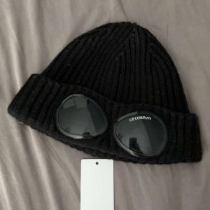 Cp company mössa - En riktigt fet cp.company mössa. Köpte den för 1250 innan vintern säljer den nu för 899. Mössan är i dunder skick. Priset är inte hugget i sten