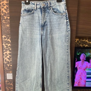 Stentvättade jeans - Ett par ljusblå stentvättade jeans. De är i bra  skick och inga fläckar.