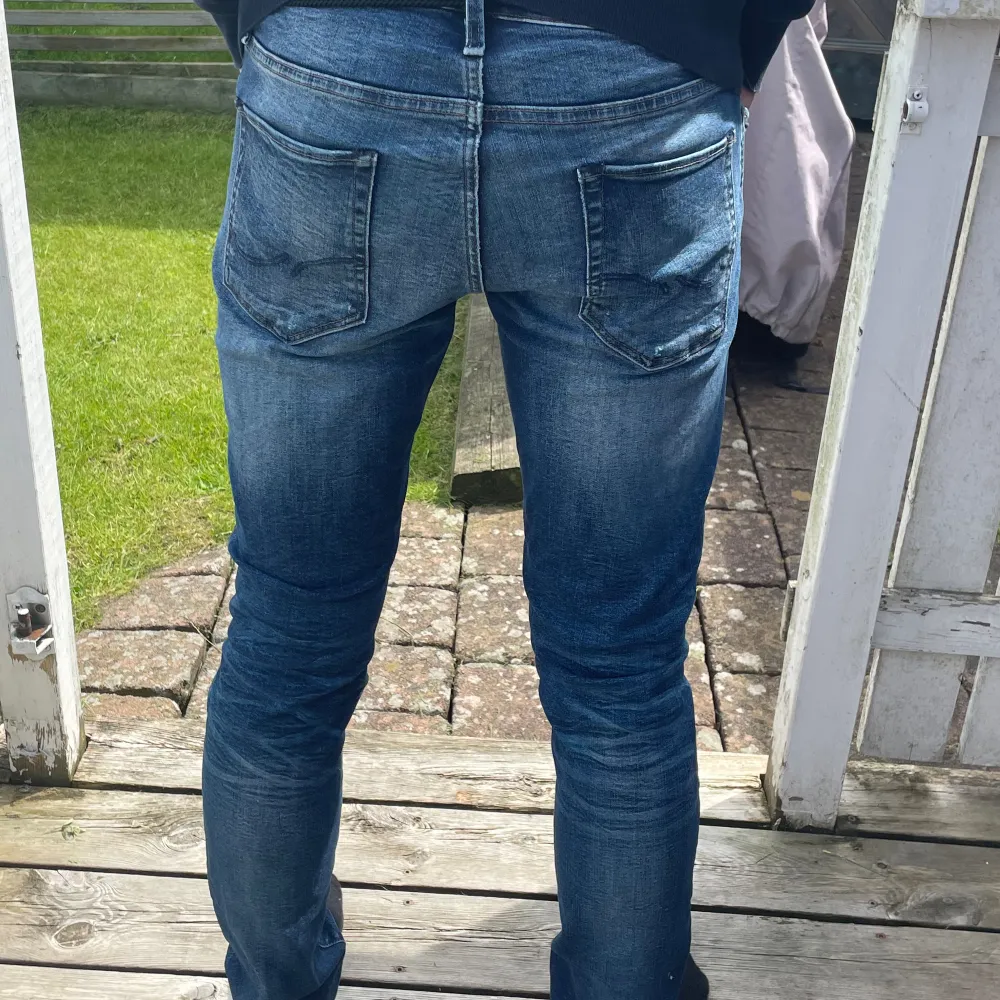 säljer nu dessa fet Jack and Jones jeans med slitningar som inte kommer till någon användning. Modellen heter slim/glenn. storlek 31/32 men passar även 30/32. Hör av er vid frågor eller funderingar. . Jeans & Byxor.