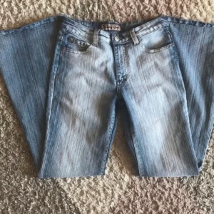 Assnygga utsvängda mid-lowrise jeans - Jätte snygga mid-lowrise flare/bootcut jeans från bonny girl, står storlek W30 men snarare W27, midjemåttet är ca 37 rakt över, hör av dig vid frågor ❤️