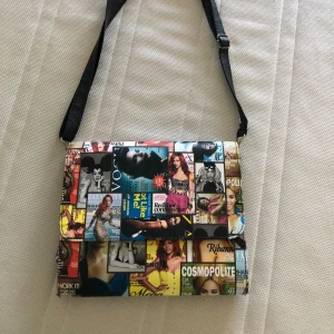 Vouge väska - Den mest snygga och unika väskan jag äger med bilder på bland annat Rihanna och Beyonce och några Vouge omslag ❤️Hittar inget märke på väskan tyvärr 💜🫶🏻Väskan är i nyskick 