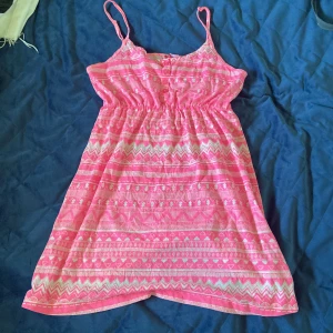 Mini Klänning - Neon rosa klänning från hm. Kan både användas som vardagsklänning, strandklänning eller som topp. Den är i xs men jag skulle säga att den även passar xxs, s och m. Inga fläckar