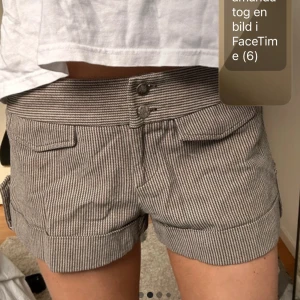 shorts mönster lågmidjade - lågmidjade short med brunt beige gulligt mönster. Svincoola !