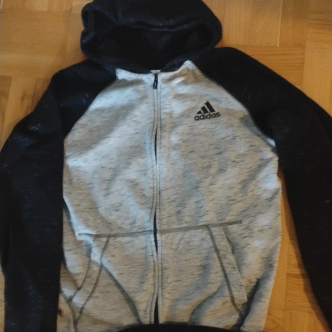 Svart och grå Adidas munkjacka tillsammans med svarta Adidas byxor storlek large