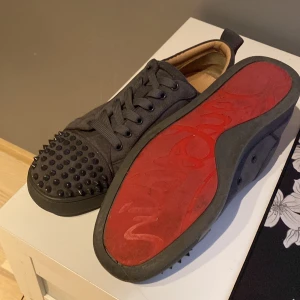 Louboutins Grå, Louis Junior Spikes - Storlek=44  skick=7,5/10  Tänkte sälja mina louboutins eftersom dem inte passa mig längre och behöver tjäna pengar. Inget fel på dem, Fräscha och stilrena. Spikarna är lite slitna finns reserv i lådan. 