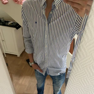 Hacket Skjorta - Tjenare! Säljer nu denna blå-vit randiga skjorta från märket Hacket! Skjortan har storlek M! Den är i mycket fint skick och passar perfekt till en varm sommardag!