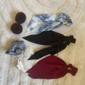 Hår accessoarer  - Blandade accessoarer till håret, knappt använda/vissa aldrig använda. 