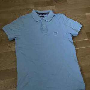 Tommyhilfiger pike  -  Det är en ljusblå piké från tommyhilfiger bekväm modern snygg enkel 