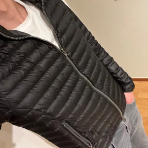 Colmar jacka  - Tjena, säljer nu denna skit snygga jacka ifrån colmar. Nypris 2700kr, mitt pris 450kr då det fanns två hål som nu har blivit reparerade. Lite tunn så ganska bra inför kalla sommar dagar eller för hösten å våren. ✌️👑