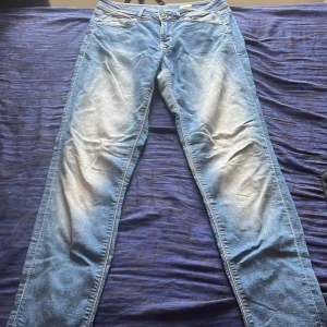 Jeans  - Den är jätte bekväm och sitter fint på kroppen. Storlek 36 (S) och Stretchig.