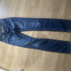 Levis jeans 510 - Ett par helt nya levis jeans nypris är väll 1000kr mitt pris 129kr passar folk runt 150/160 typ