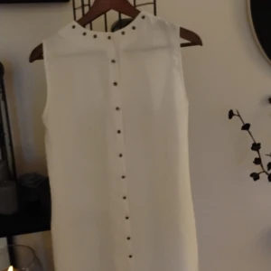 Fin klänning från Zara  - Finklänning i vid tyg från Sara med nitar på, kan använda från båda hållen, storlek 42/44