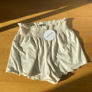SHEIN Vcay beiga shorts - shorts i apricot färg. Storlek M. Den är stretchy och passar alla kroppar! Ny och oanvänd.