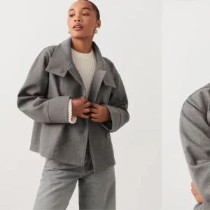 Gina kappa  - Höstlig kappa ifrån Gina. Tror 1 knapp är lite lös annars är allt i bra skick. Köpt för 600, välanvänd men inget trasigt 