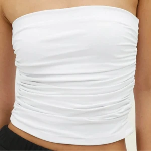 Två tubtoppar - Två tubtoppar från stradivarius. En svart och en vit! Nyskick! 