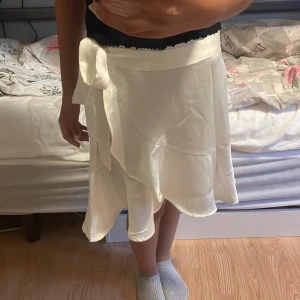 Vit satin kjol - Aldrig använt Köptes för några månader sedan Inga fläckar/hål Säljer pga den är för stor för mig Skriv vid funderingar❤️