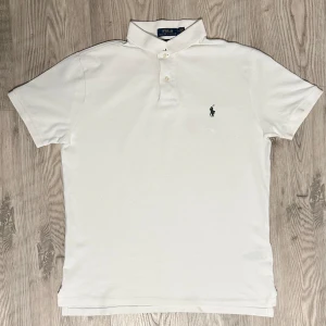 Polo piké  - En riktigt fin vit pike tröja perfekt för sommarn. I mycket bra skick. Storlek S-M. De står att den passar storlek M men jag skulle säga att den är på den mindre sidan av M och passar om man har storlek S också. 