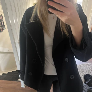 Marin blå kappa - Säljer en jätte fin kappa från design by si använd några få gånger och är i ett bra skick Köpt för runt 750 kr därav priset