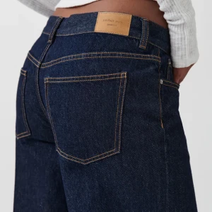 lågmidjade jeans - säljer dessa skitsnygga, slutsålda jeansen från gina eftersom de är för stora på mig.  bara använda en gång så helt i nyskick!!💞- säljs för 500kr innerbenslängd: 82cm