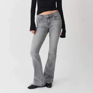 Säljer mina gråa low waist bootcut jeans från Gina tricot då jag inte får dom till användning☺️  Dom är i bra skick då jag knappt använt dom💕köpta för nypris: 499:-