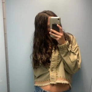 Jacka med broderier från zara❤️❤️ - Jackan är i nyskick, endast använd några gånger❤️ storleken är S men skulle säga att den är lite liten på mig då jag är 178❤️