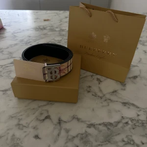 Burberry bälte - Burberry bälte till bra pris! Använt ett par gånger bara och inga extra hål. Kvitto samt låda och burberry kortet följer med. Priset är ej hugget i sten och går så klart att diskuteras. 