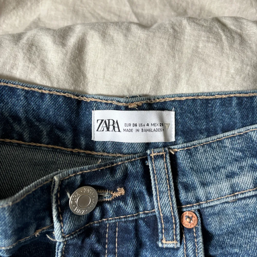 Mid raka jeans från Zara i en skitsnygg mörkblå tvätt💙i strl 36. Säljer då de blivit för små.. Jeans & Byxor.