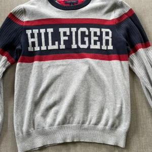 Tommy Hilfiger stickad tröja - Tjena, Säljer en Tommy hilfiger stickad sweatshirt, finns inte att köpa online. Väldigt bra skick utan fläckar eller missfärgningar. Hör av dig vid minsta fundering!