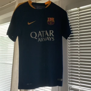 Barcelona tröja  - Mycket bra skick. Barca träningsställ. 