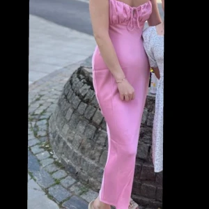 Satin Klänning - Använd ca 5 gånger så den är så gott som ny🥰