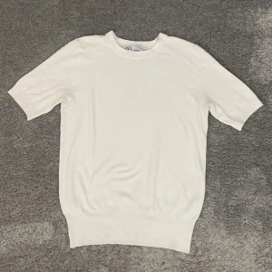 T-shirt - Vit stickad t-shirt från zara💞knappt använd, storlek S