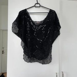 Topp från H&M - Retro H&M Köpt på Plick Storlek står ej tyvärr