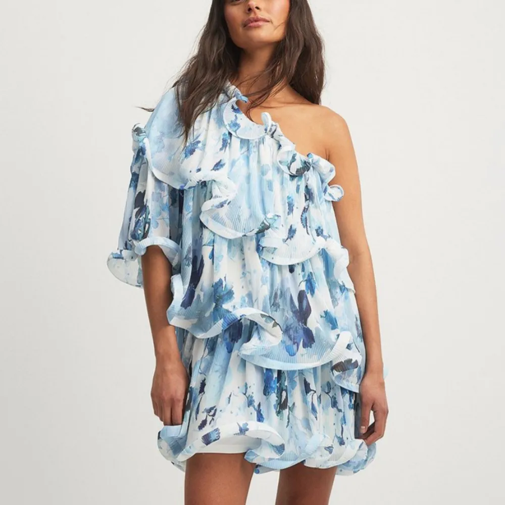 Säljer denna slutsålda drömiga klänningen från Lojsan x Nakd🩵 den är superfin men kommer inte riktigt till användning tyvärr. Köpt för 799kr. Klänningar.