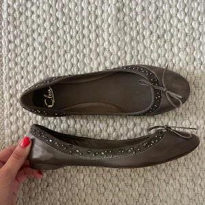 Bruna ballerinasskor - Säljer dehär superfina och unika ballerinaskorna till mycket bra pris💓💓(nypris 1399)