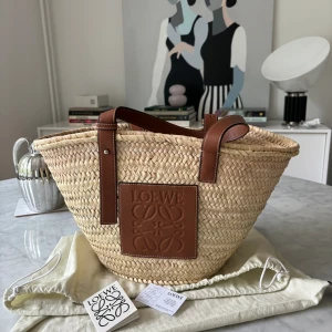 Loewe strå sommar väska - Hej säljer min snygga Loewe sommar väska. Har köpt den på Loewe på NK. Har endast använt den 2 gånger. Den säljs som ny på nk för 5700. Men jag säljer den nu för 4000, som sagt ser helt ny ut.   Först till kvarn. 
