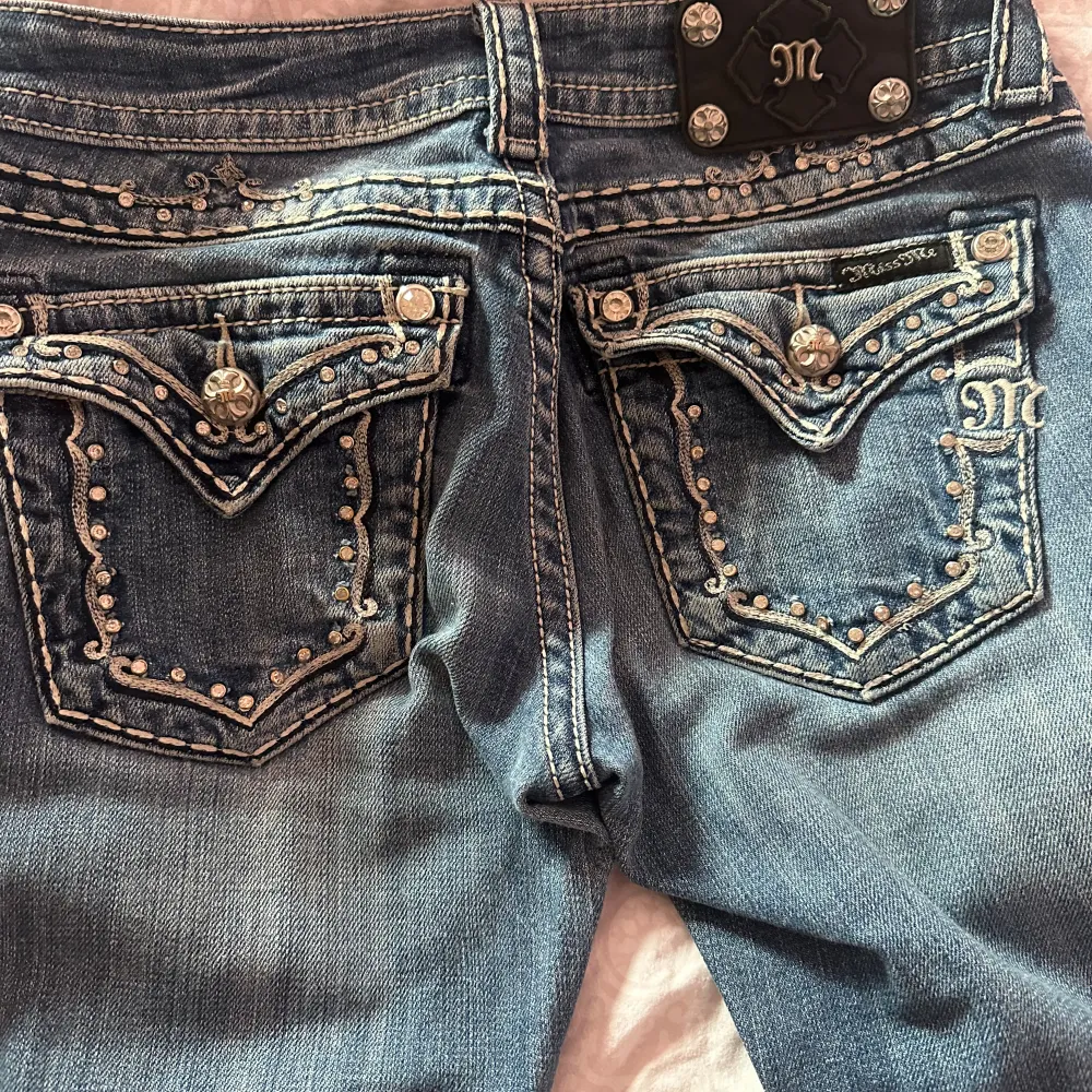 Säljer dessa miss me bootcut jeans i storlek 26, jag är 165 och passar mig perfekt. Köpte dessa för 1200 och säljer för ca 650  men pris kan diskuteras. . Jeans & Byxor.