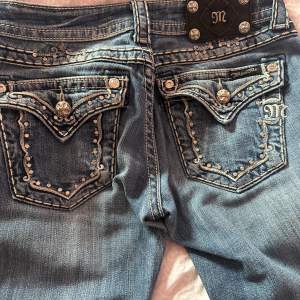 Säljer dessa miss me bootcut jeans i storlek 26, jag är 165 och passar mig perfekt. Köpte dessa för 1200 och säljer för ca 650  men pris kan diskuteras. 
