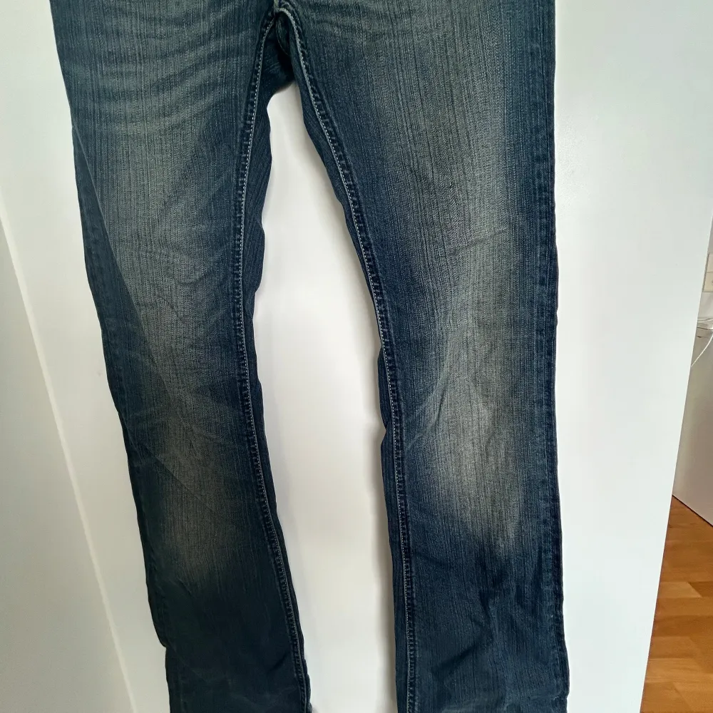 Ett par blåa Jeans som är utsvängda väldigt bra skick ordinarie pris 800kr . Jeans & Byxor.