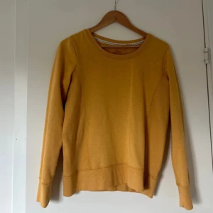 gul tjocktröja  - bra skick! för fler bilder eller några frågor skicka ett meddelande 🤍