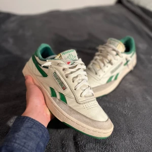 Reebok Skor -  Reebok skor i strlk 44. Använda en del som man ser men jag tycker det är lite snyggt. 