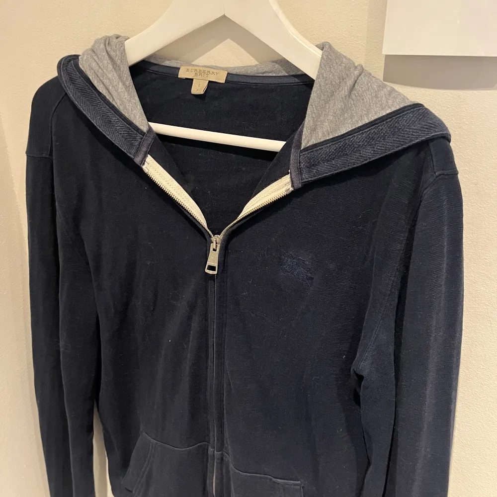 Burberry zip hoodie som inte används, oerhört fint skick nästans som ny. Storlek S. Hoodies.