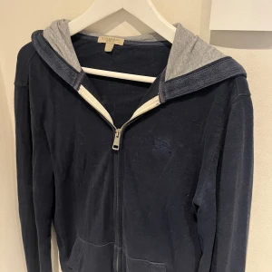 Burberry zip - Burberry zip hoodie som inte används, oerhört fint skick nästans som ny. Storlek S