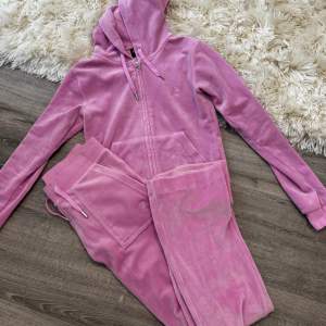 Juicy couture set storlek xxs i båda delarna.  Byxorna är uppsydda och passar någon som är runt 160cm lång 