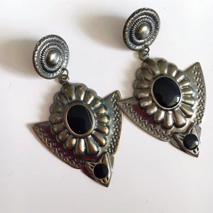 Örhängen  - Gothiska silverfärgade örhängen  Okänd metall  